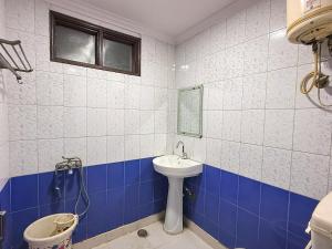 Hotel J Premium - Karol Bagh