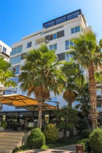 The Seaview Jacuzzi Suite by PS