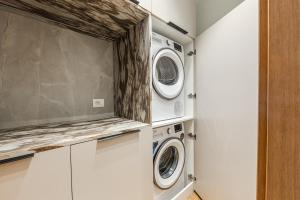 The Seaview Jacuzzi Suite by PS