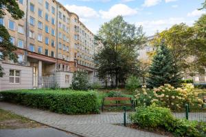 Żelazna Downtown Apartment by BookingHost