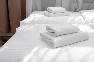 Żelazna Downtown Apartment by BookingHost