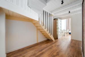 Żelazna Downtown Apartment by BookingHost