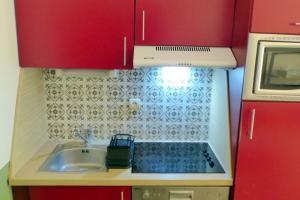 Apartment with pool near the sea