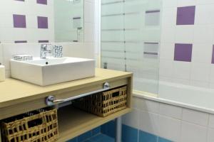 Apartment with pool near the sea