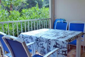 Apartment with pool near the sea