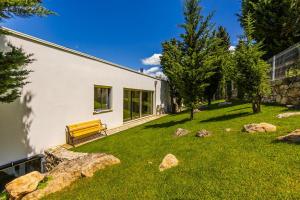 Horizon Villa Luxurious Lakefront Retreat