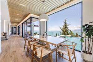 Horizon Villa Luxurious Lakefront Retreat by PikHost