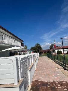 Soggiorno e relax in eleganti villette interne al campo golf vicino al mare a due passi da Roma