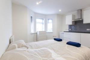 Radstock Road - Room 1b