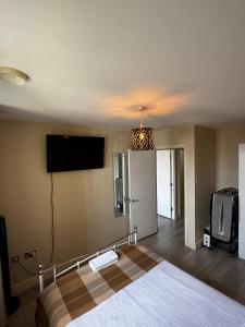 Charming Flat Near ABBA Arena