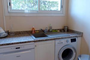 Spacious cocoon with nice garden close to the sea