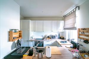 Beautiful apartment with garden and private garage, close to the airport