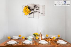 Spacious 3 Bedroom Brighton Home - South Downs - Stunning Sea Views - Garden - Pool Table - FREE Parking