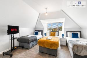 Spacious 3 Bedroom Brighton Home - South Downs - Stunning Sea Views - Garden - Pool Table - FREE Parking