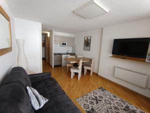Studio rénové, accès pistes, parking - FR-1-445-146