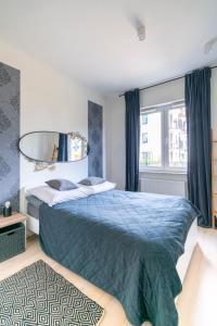 Elegant apartment with private garden, AC and garage, near airport