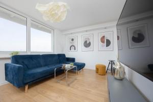 Luxurious Apartment in Warsaw with Beautiful City View and Air Conditioning by Noclegi Renters