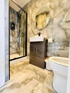 R5 - Newly Renovated Luxury Fully Self-Contained Studio with Private Bathroom and Kitchen