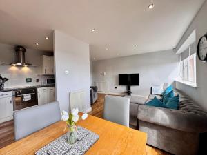 Swan Apartments 2A by Week2Week