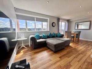 Swan Apartments 2A by Week2Week