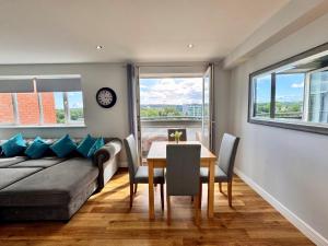 Swan Apartments 2A by Week2Week