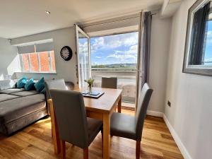 Swan Apartments 2A by Week2Week