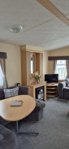 Superb 8 Berth Dog Friendly Caravan To Hire In Norfolk Ref 10054B