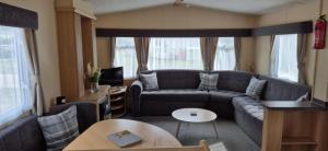 Superb 8 Berth Dog Friendly Caravan To Hire In Norfolk Ref 10054B