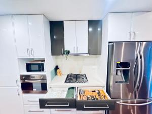 Luxe Riverside Oasis 3BR for 6 Guests Home Near Flemington Racecourse 16 min to CBD 20 min to Airport 2 mins walk to Public Transport to go to Train Station and Highpoint Shopping Centre