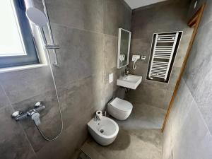 Villa V, ROOMS WITH PRIVATE BATHROOM, SHARED KITCHEN, LIVING ROOM AND GARDEN WITH POOL, Privlaka, Zadar