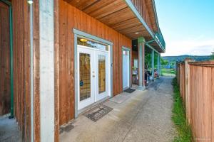 Fort Wine Burrow, Entire Private Estate Home