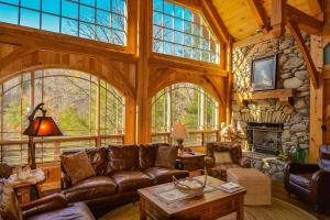 Luxury Riverfront Lodge - Sleeps 12, VIEWS, Fireplaces, Dogs OK