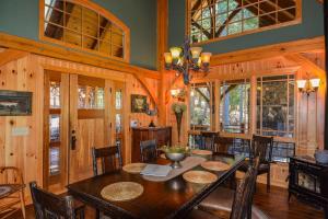 Luxury Riverfront Lodge - Sleeps 12, VIEWS, Fireplaces, Dogs OK