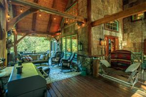 Luxury Riverfront Lodge - Sleeps 12, VIEWS, Fireplaces, Dogs OK