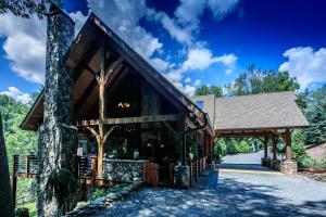Luxury Riverfront Lodge - Sleeps 12, VIEWS, Fireplaces, Dogs OK