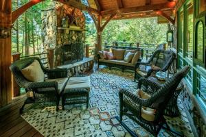 Luxury Riverfront Lodge - Sleeps 12, VIEWS, Fireplaces, Dogs OK