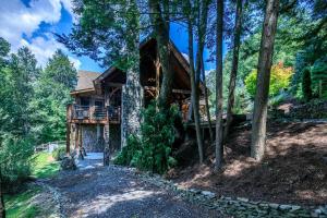 Luxury Riverfront Lodge - Sleeps 12, VIEWS, Fireplaces, Dogs OK