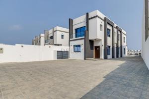 Luxury Villa with Panoramic Sea and Mountain Views and Private Pool, Minutes Drive Away from Khorfakkan Waterfalls and Fujairah Crystal White Beaches, Al Dana Island, Fujairah by Deluxe Holiday Homes
