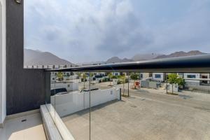 Luxury Villa with Panoramic Sea and Mountain Views and Private Pool, Minutes Drive Away from Khorfakkan Waterfalls and Fujairah Crystal White Beaches, Al Dana Island, Fujairah by Deluxe Holiday Homes