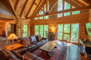 Blue Ridge Mountain Log Cabin - Views - Fireplace - River Access!