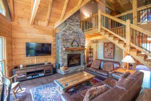 Blue Ridge Mountain Log Cabin - Views - Fireplace - River Access!