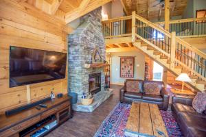 Blue Ridge Mountain Log Cabin - Views - Fireplace - River Access!