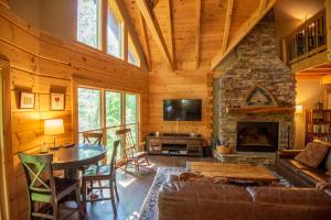 Blue Ridge Mountain Log Cabin - Views - Fireplace - River Access!