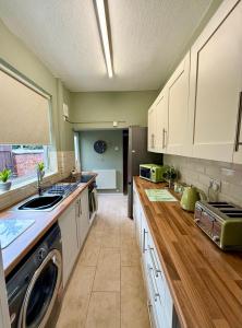 Monks Place - 4 Bed 2 Bathroom Newly Refurbished