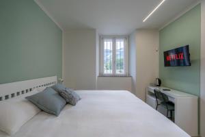 Front Lake Como - 3 Bedrms with AC, Free Parking and Wifi