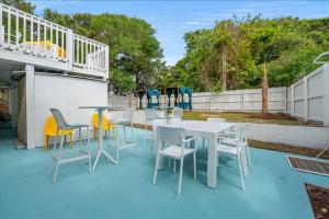 SUNSHINE 4 Bedroom apartment with pool