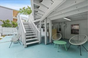 SUNSHINE 4 Bedroom apartment with pool