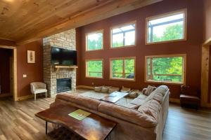 The Sun- Pool Table, Arcade Games, Outdoor Hot Tub, + Resort Access