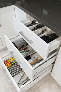 5E4 Spacious Abnb-style 5BR Retreat, 2 Parking, Balcony, Nr Top Ryde