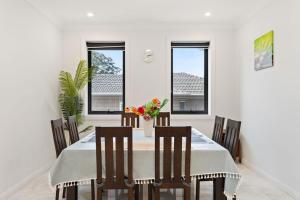 5E4 Spacious Abnb-style 5BR Retreat, 2 Parking, Balcony, Nr Top Ryde